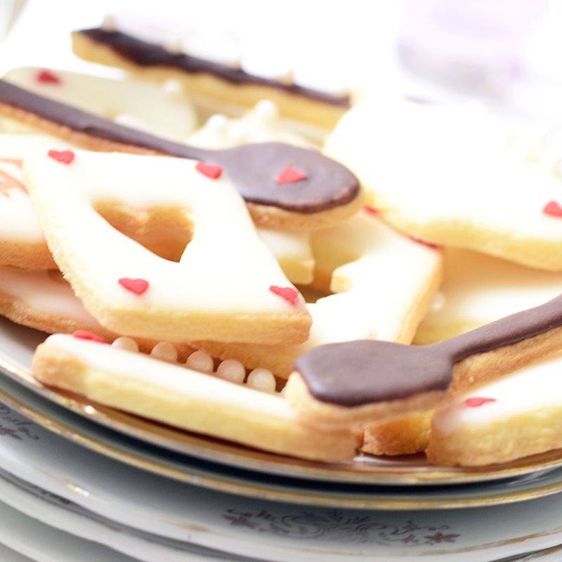 Alice Mad Tea Party Le Gateau A Etages Et Les Biscuits Sables Free Printable C By Clemence