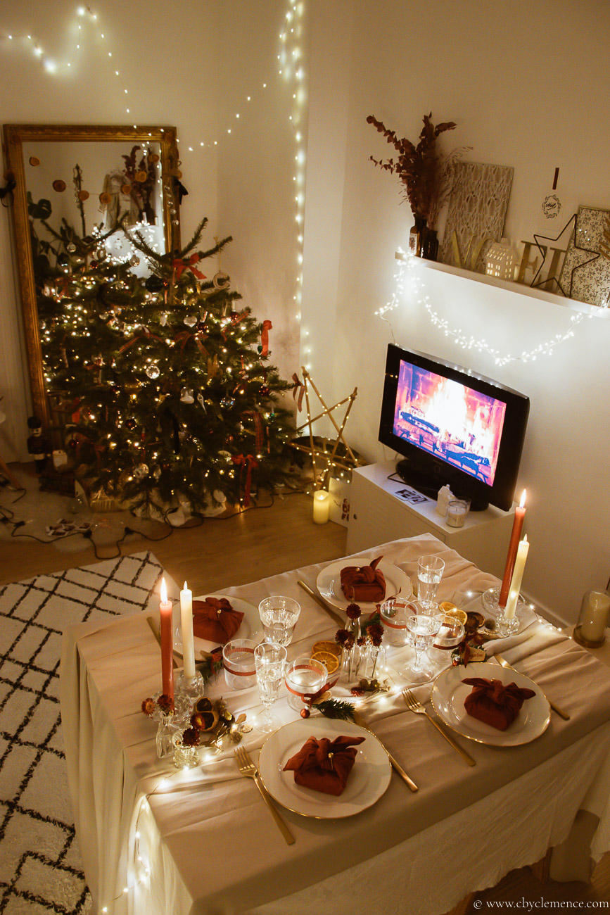 Une déco de table de Noël en blanc et or